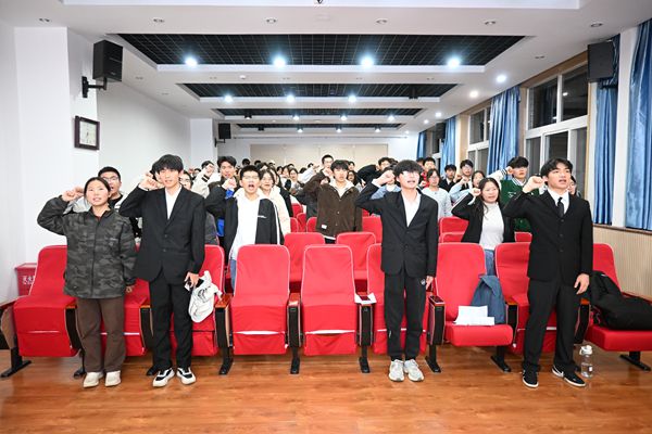 图二 阳光团员宣誓.JPG