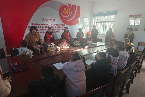 图五 志愿者进行国家公祭日主题宣讲.jpg